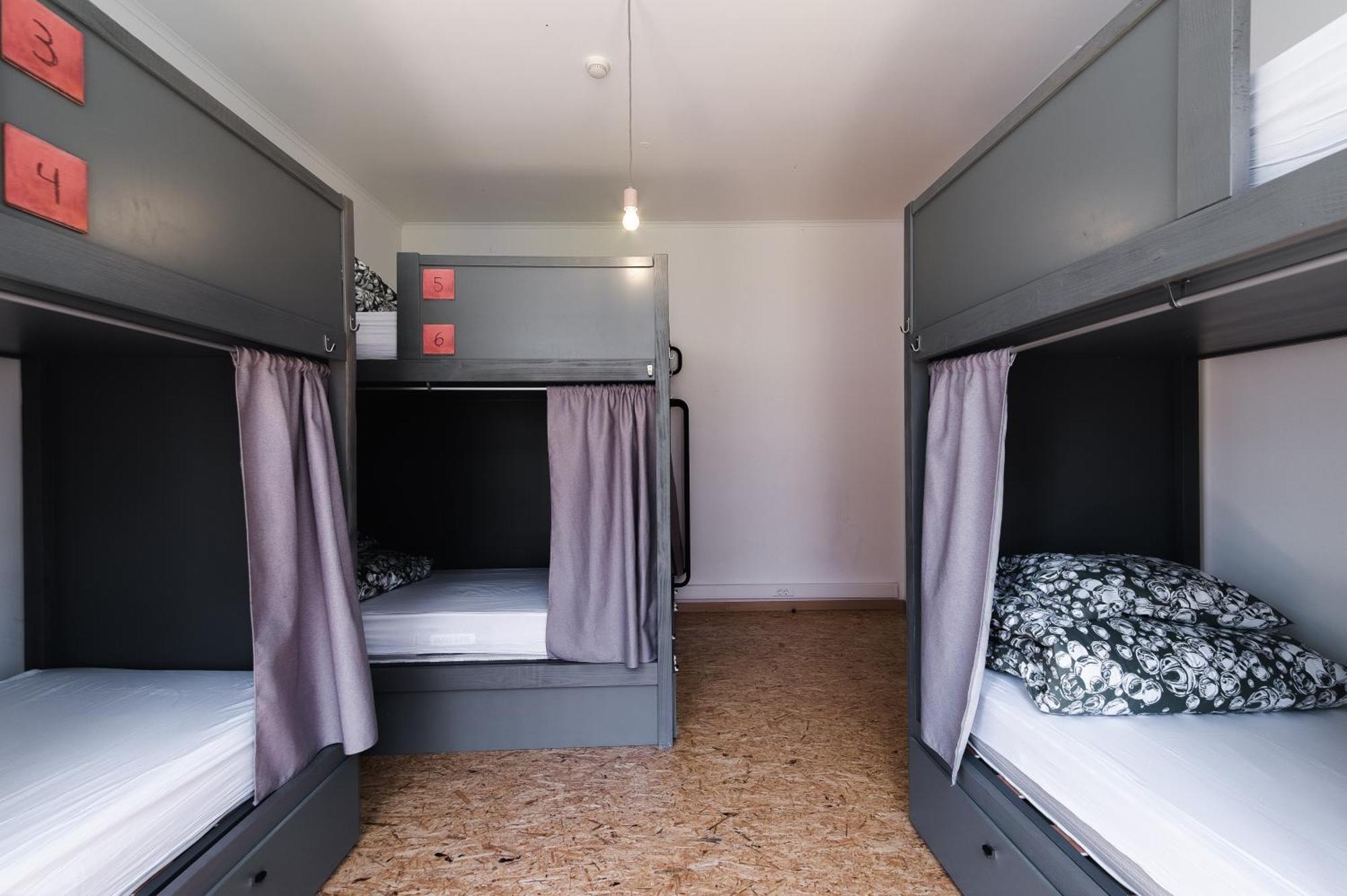 Cama en habitación compartida femenina de 8 camas con baño privado